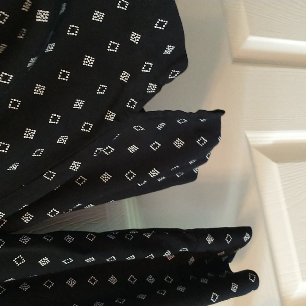ANA long sleeve blouse, button front and cuffs. Size M. Worn once, 100%rayon - Picture 3 of 9